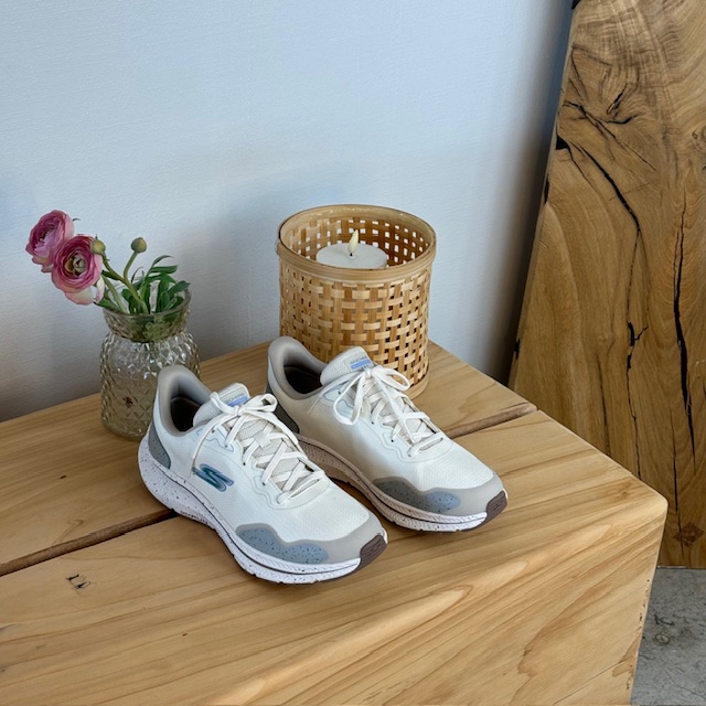 Hvite, vanntette og pustende Skechers-sko