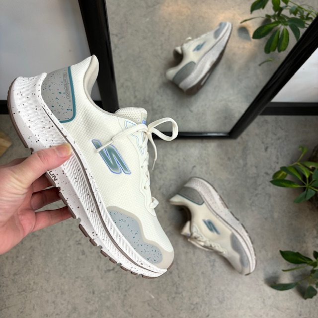 Hvite, vanntette og pustende Skechers-sko