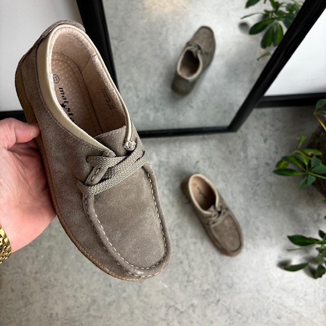 Beige semsket sko med rågummisåle