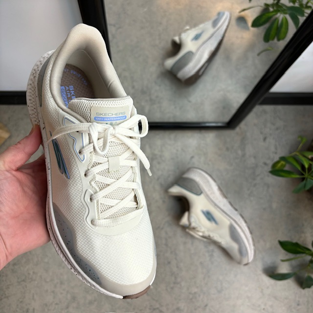 Hvite, vanntette og pustende Skechers-sko