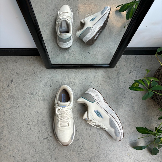 Hvite, vanntette og pustende Skechers-sko