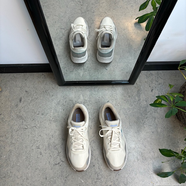 Hvite, vanntette og pustende Skechers-sko