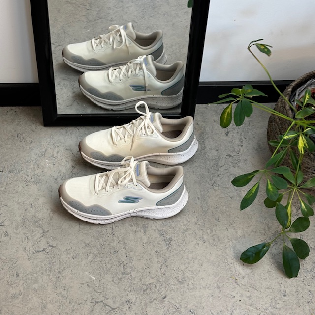 Hvite, vanntette og pustende Skechers-sko