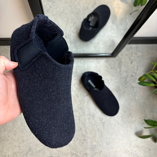 Mørkeblå filtede tøfler med god bredde og uttakbar innersåle