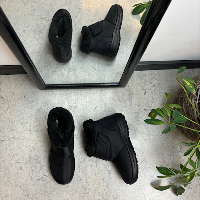 Svart vinterstøvel med borrelås og bred åpning