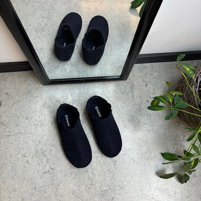 Mørkeblå filtede tøfler med god bredde og uttakbar innersåle