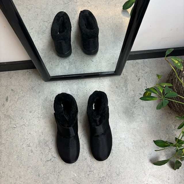 Svart vinterstøvel med borrelås og bred åpning