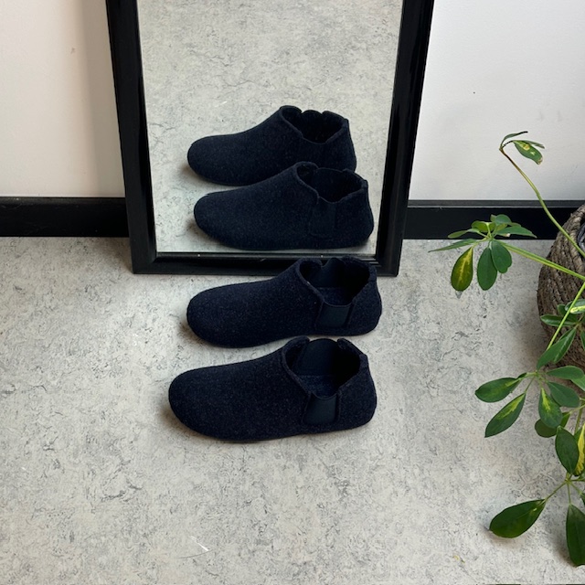 Mørkeblå filtede tøfler med god bredde og uttakbar innersåle