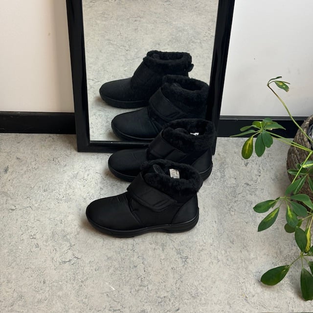 Svart vinterstøvel med borrelås og bred åpning