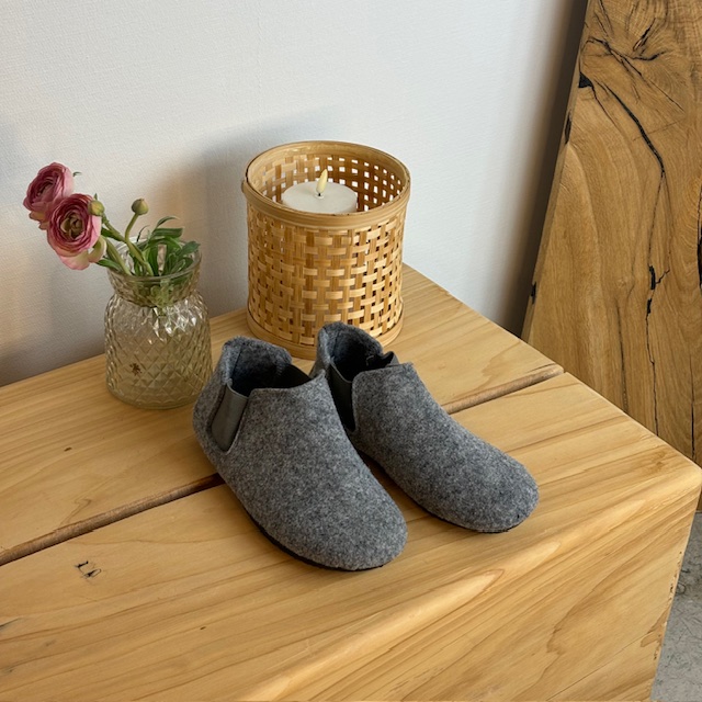 Grå filttøfler med god bredde og uttakbar innleggssåle