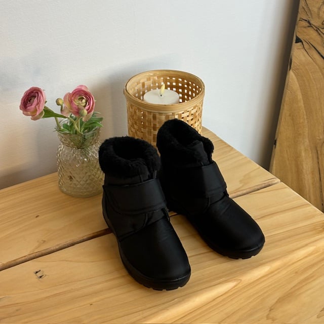 Svart vinterstøvel med borrelås og bred åpning