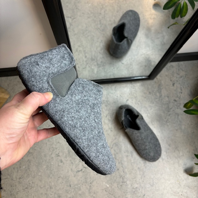 Grå filttøfler med god bredde og uttakbar innleggssåle