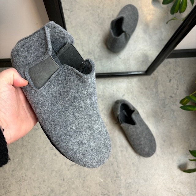 Grå filttøfler med god bredde og uttakbar innleggssåle