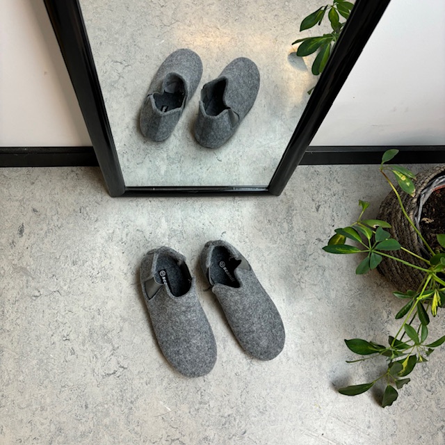 Grå filttøfler med god bredde og uttakbar innleggssåle