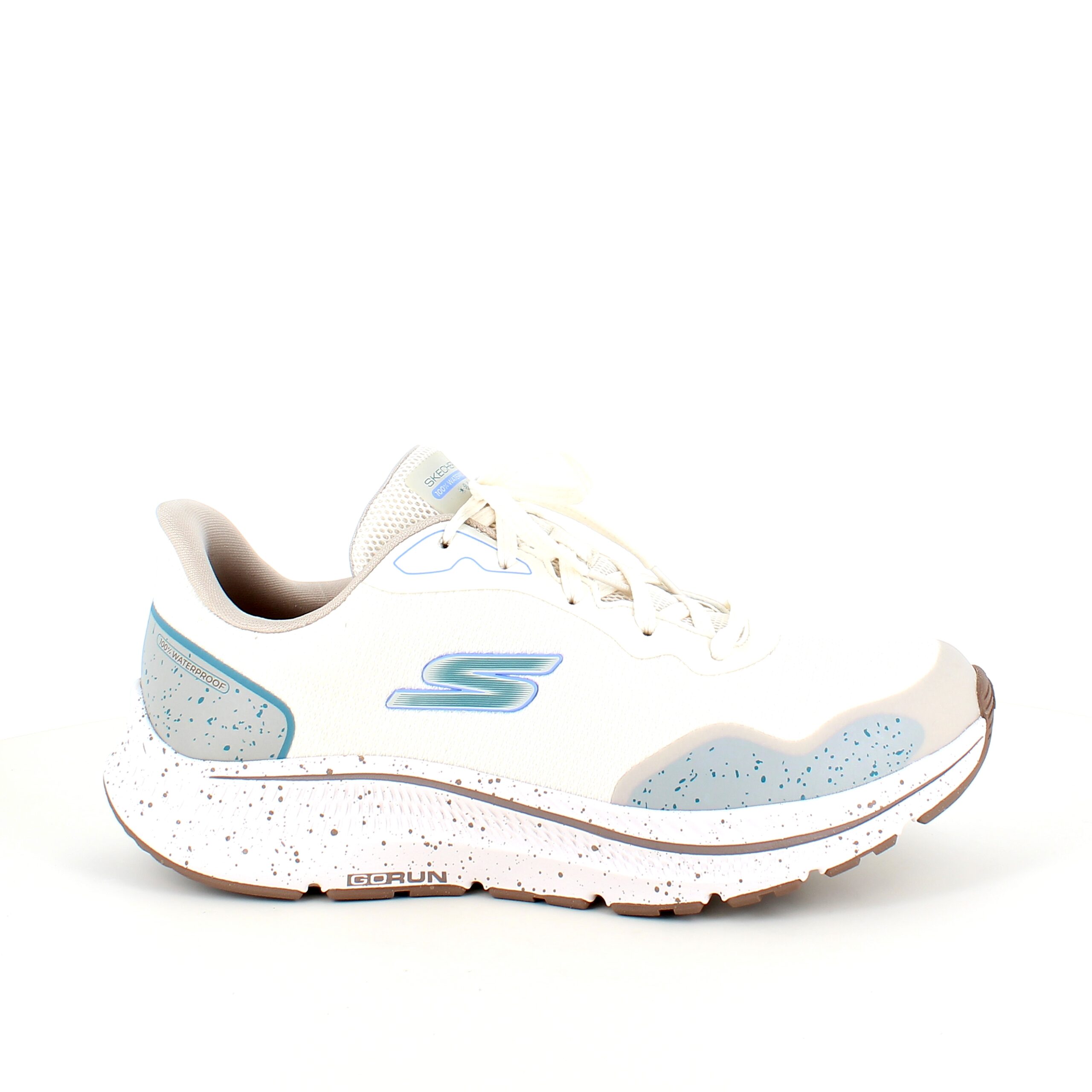 Hvite, vanntette og pustende Skechers-sko