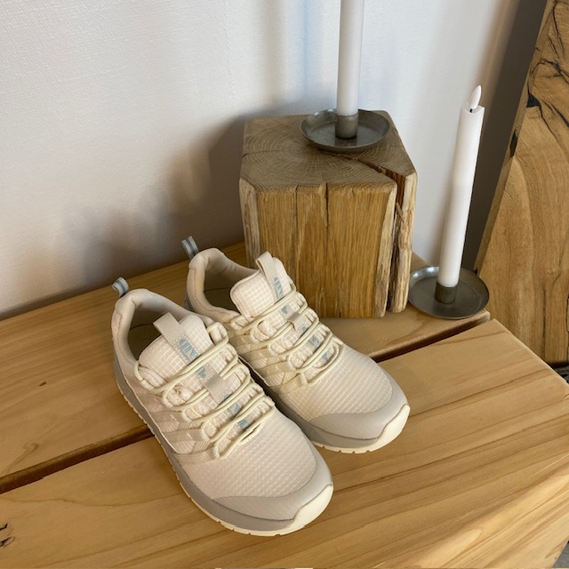 Råhvit Green Comfort tursko med fast fotbuestøtte.