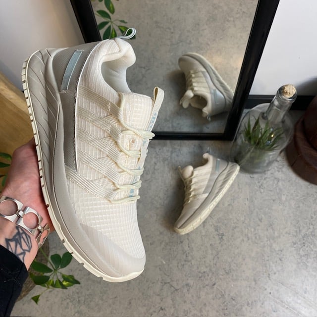 Råhvit Green Comfort tursko med fast fotbuestøtte.