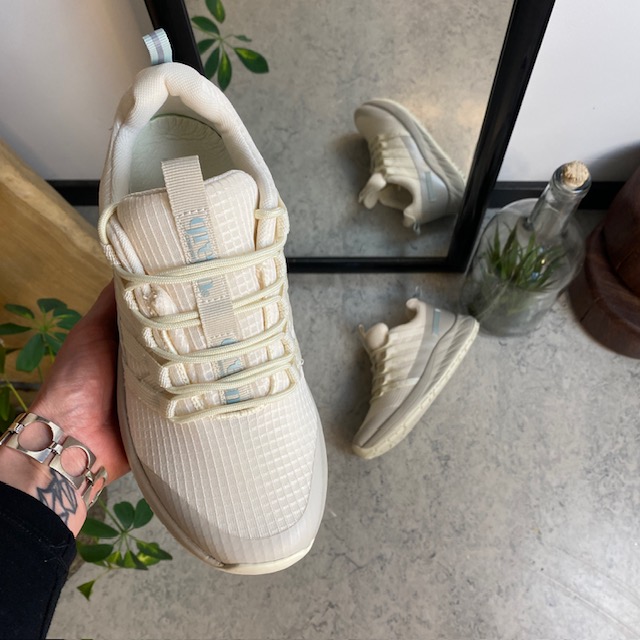 Råhvit Green Comfort tursko med fast fotbuestøtte.