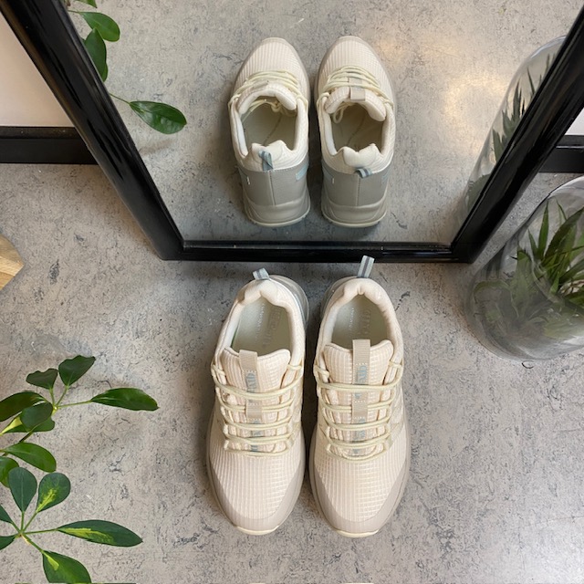 Råhvit Green Comfort tursko med fast fotbuestøtte.