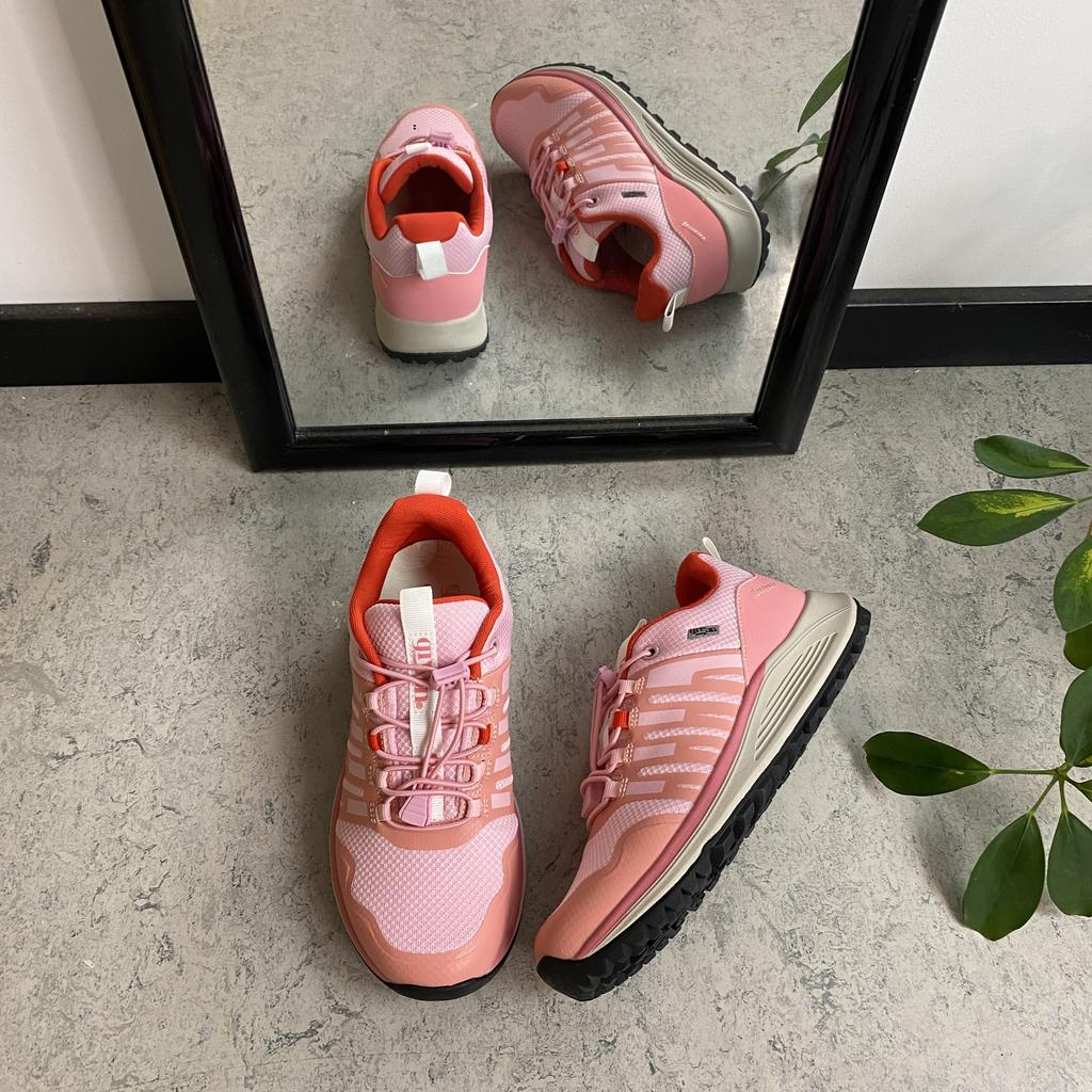 Vanntett, rosa lettvektssko fra Green Comfort med god svangstøtte.