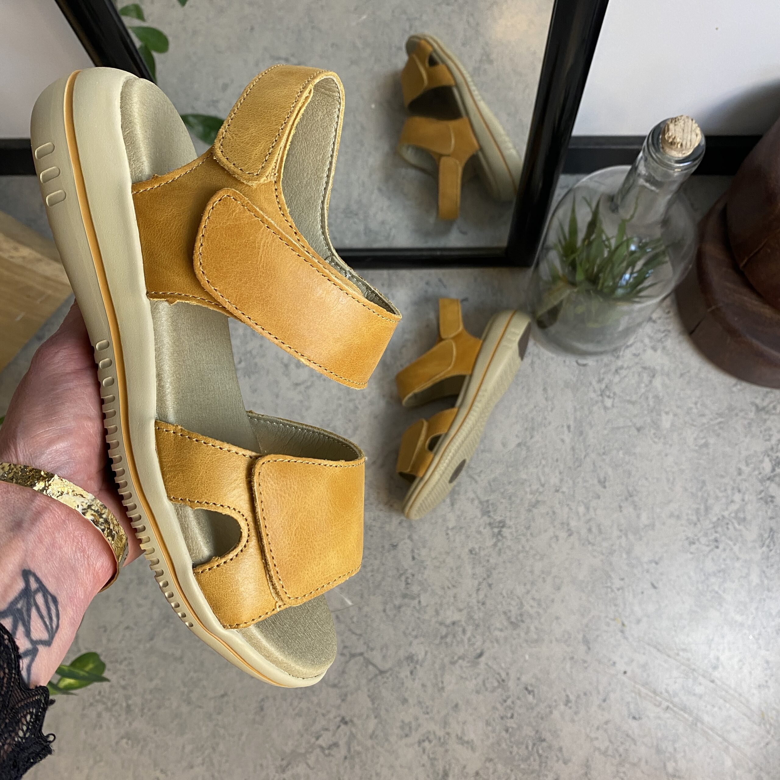 Gul skinnsandal fra Green Comfort