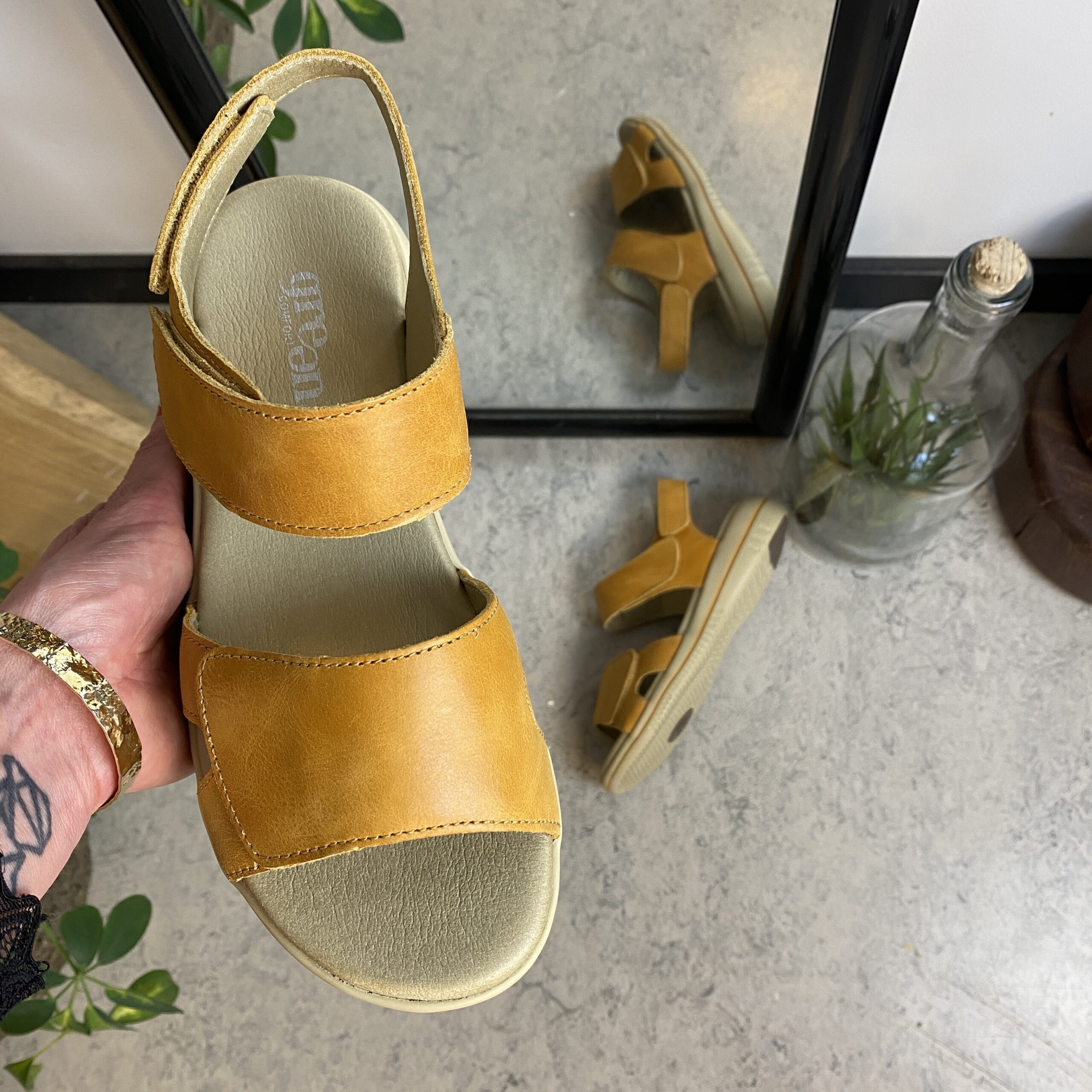 Gul skinnsandal fra Green Comfort
