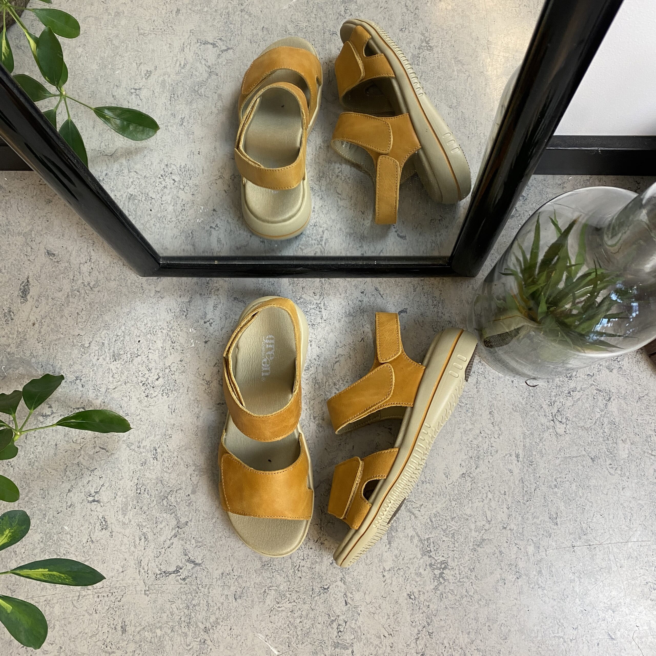 Gul skinnsandal fra Green Comfort