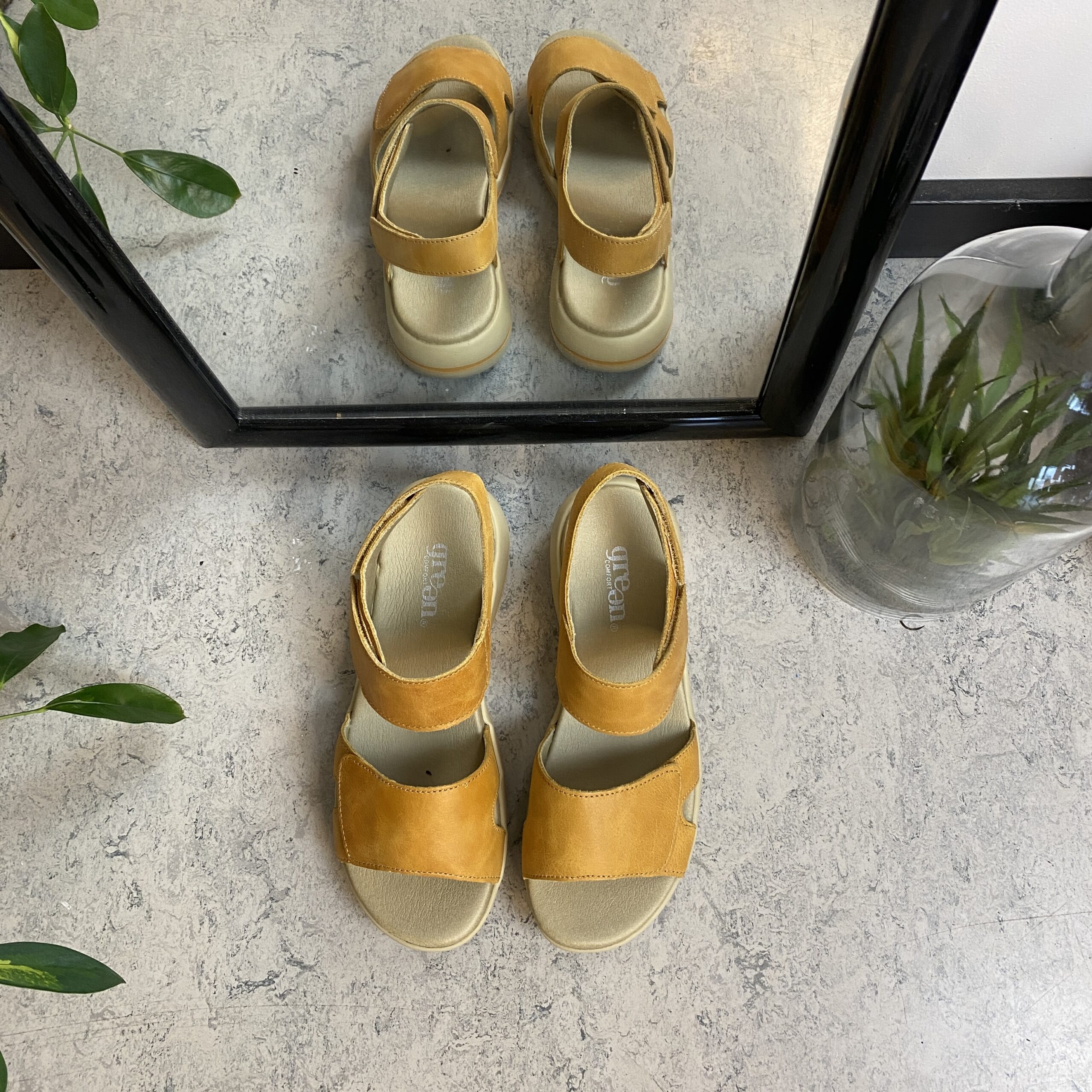 Gul skinnsandal fra Green Comfort