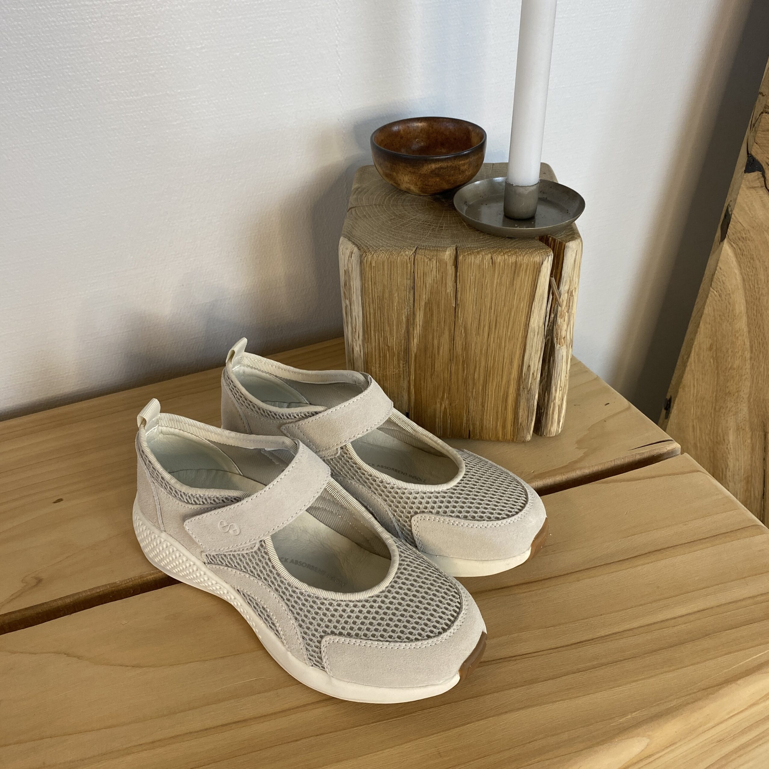 Hvit ballerina fra Green Comfort med svangstøtte og borrelåsrem