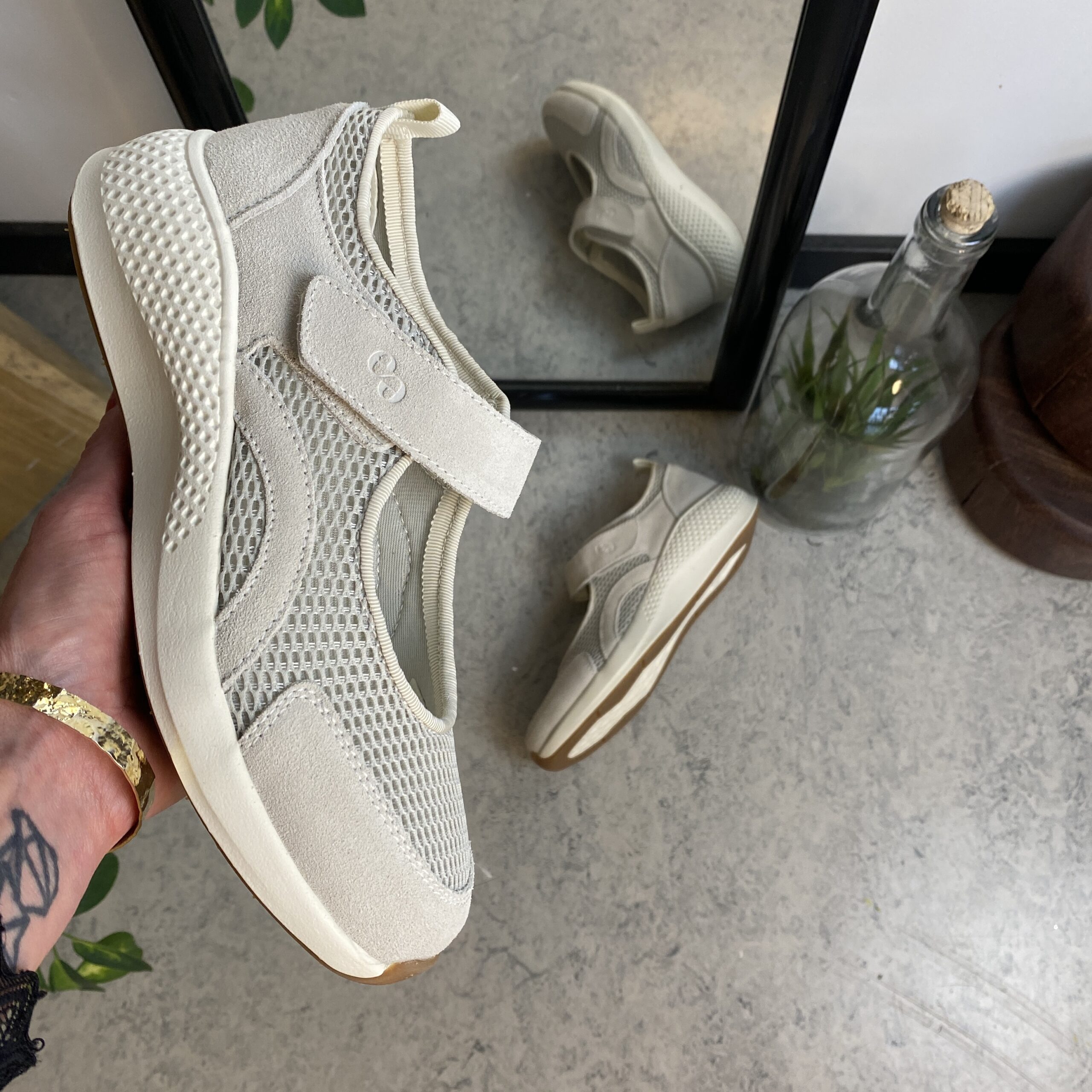 Hvit ballerina fra Green Comfort med svangstøtte og borrelåsrem