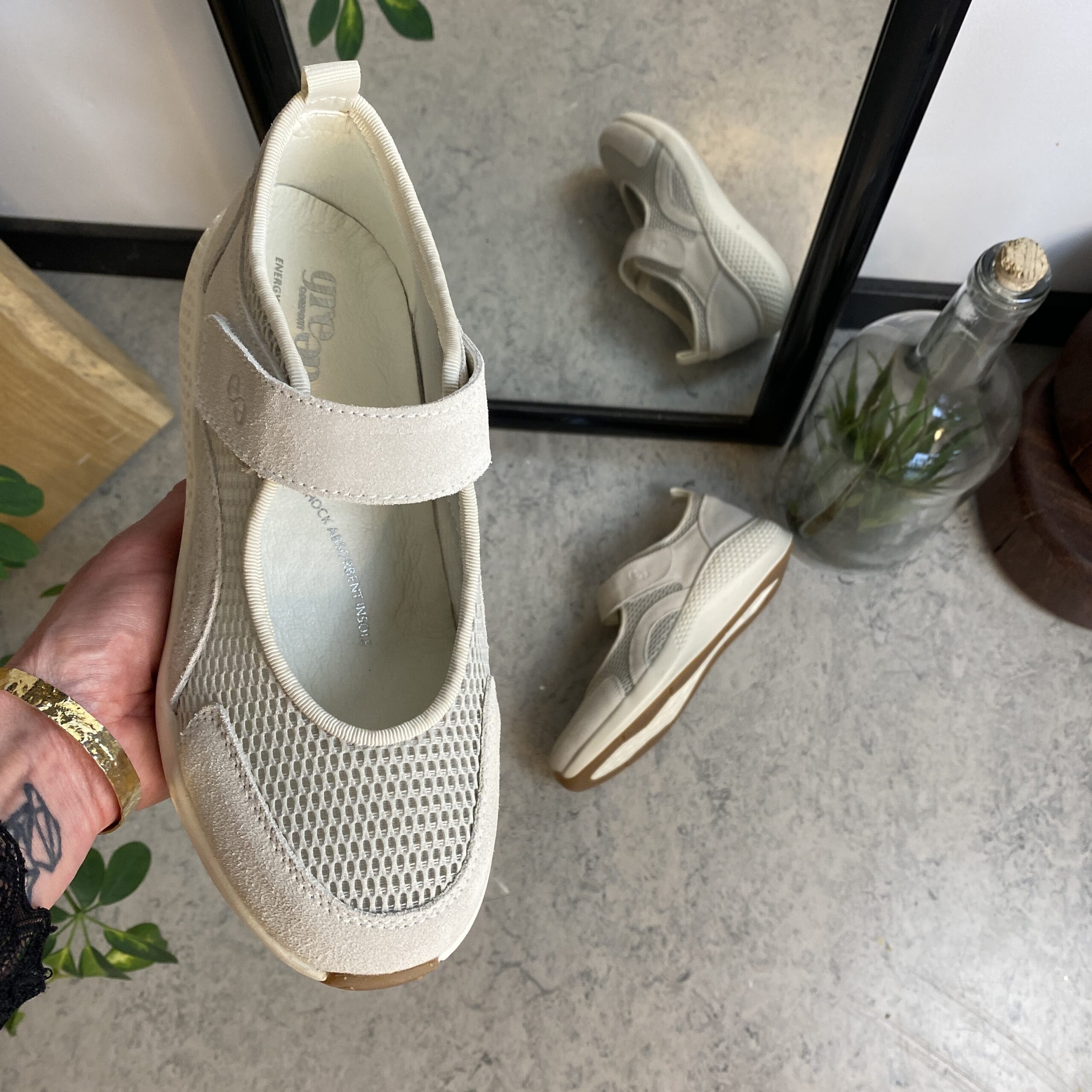 Hvit ballerina fra Green Comfort med svangstøtte og borrelåsrem