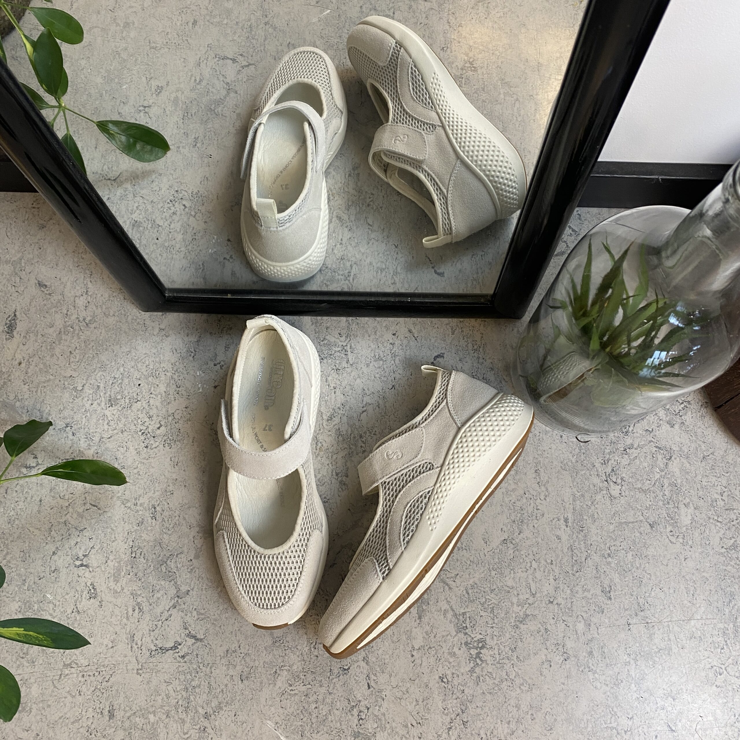 Hvit ballerina fra Green Comfort med svangstøtte og borrelåsrem