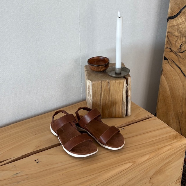 Brun Whistler sandal med svangstøtte og elastisk hælrem