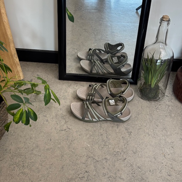 Flott sporty lettvektssandal med bue støtte