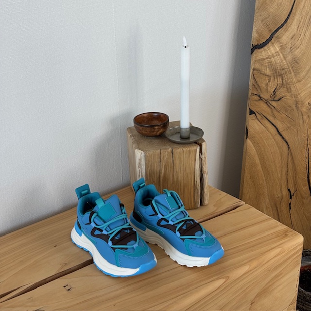 Blå lette sko med støtdemping og flotte detaljer