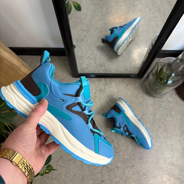 Blå lette sko med støtdemping og flotte detaljer