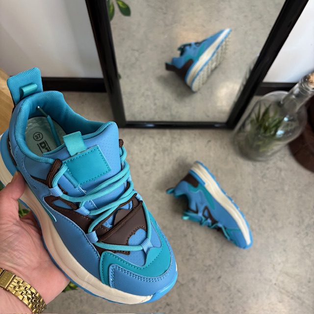 Blå lette sko med støtdemping og flotte detaljer