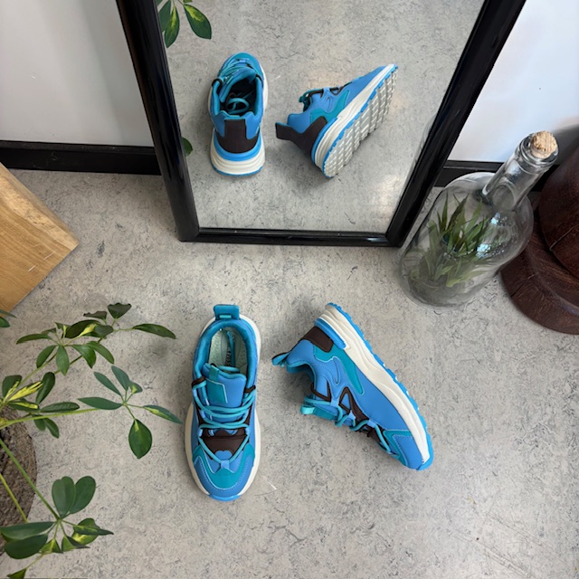 Blå lette sko med støtdemping og flotte detaljer