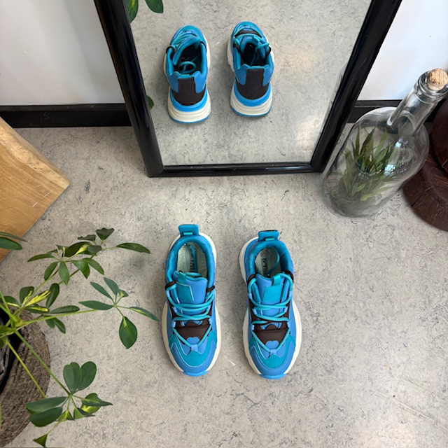 Blå lette sko med støtdemping og flotte detaljer