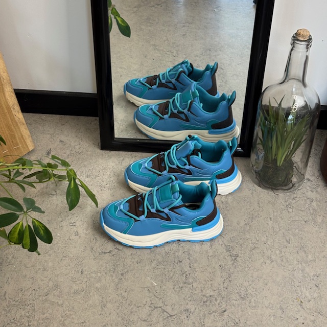 Blå lette sko med støtdemping og flotte detaljer