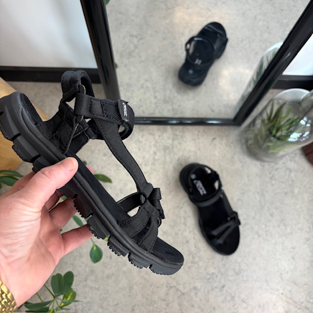 Lettvektsandal i svart med justerbare stropper