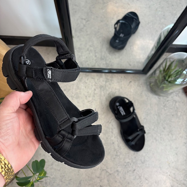 Lettvektsandal i svart med justerbare stropper