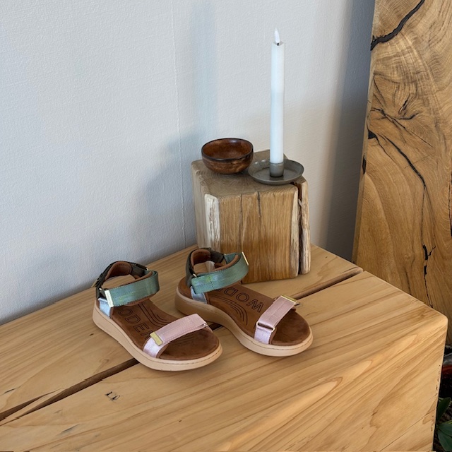 Smart flerfarget sandal fra Woden