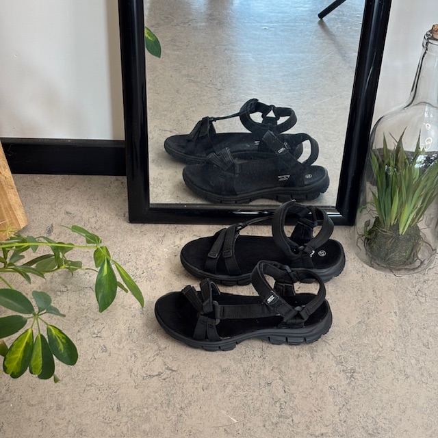 Lettvektsandal i svart med justerbare stropper