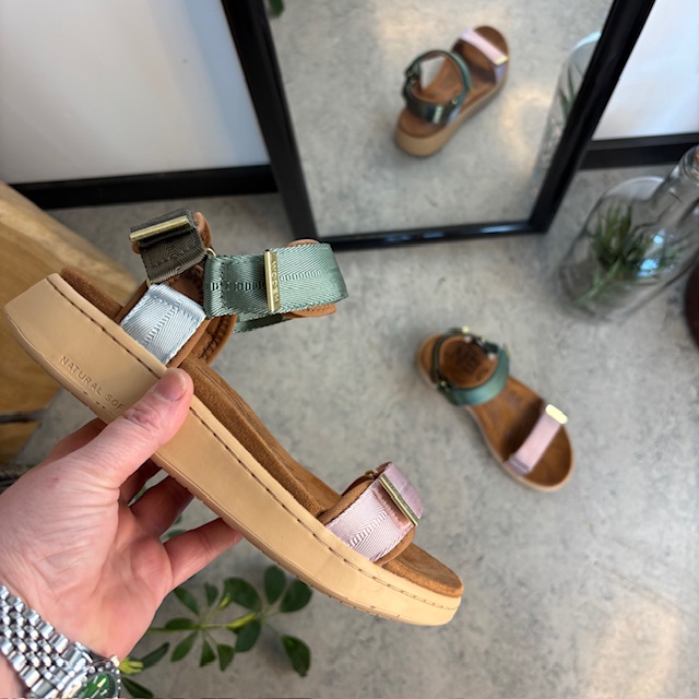 Smart flerfarget sandal fra Woden