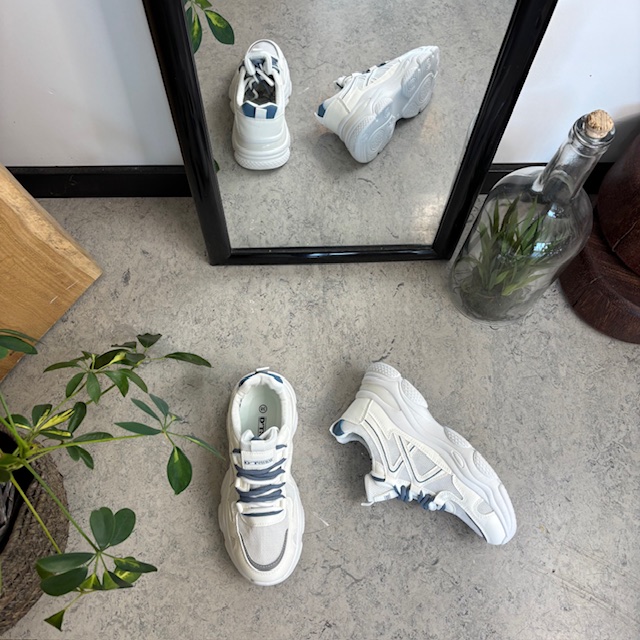 Hvite sportssko med ekstra hælstøtdemping