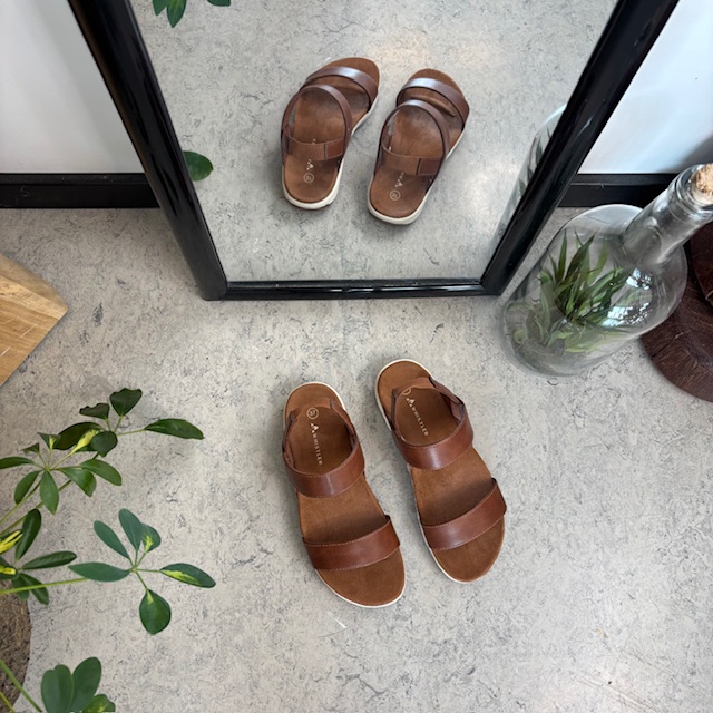 Brun Whistler sandal med svangstøtte og elastisk hælrem