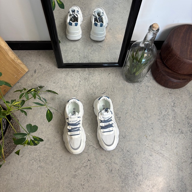 Hvite sportssko med ekstra hælstøtdemping