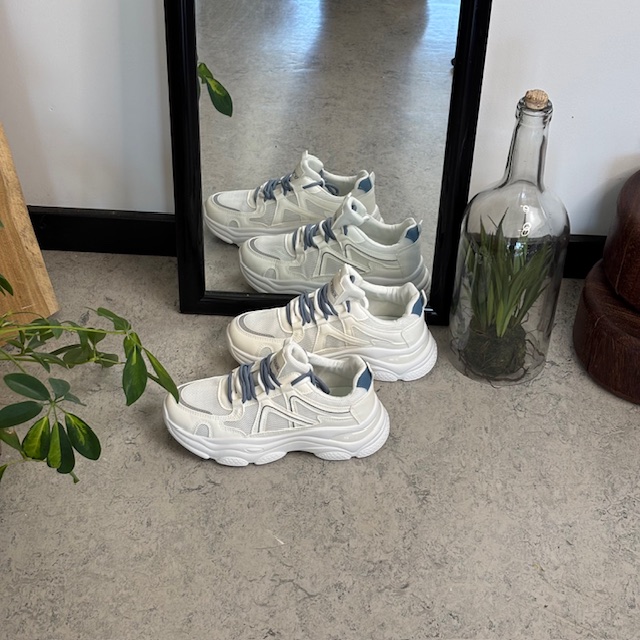 Hvite sportssko med ekstra hælstøtdemping