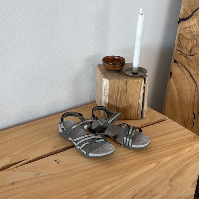 Flott sporty lettvektssandal med bue støtte